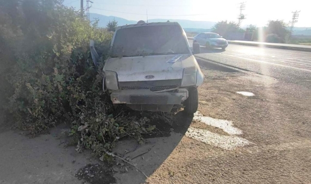 Sinop'ta hafif ticari araç toprak yığınına çarptı, 3 kişi yaralandı