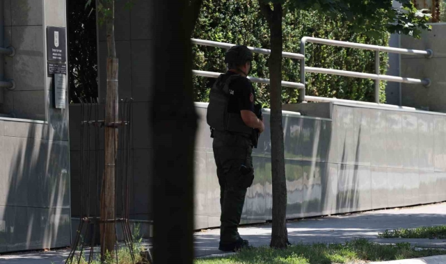 Sırbistan'daki İsrail Büyükelçiliği önünde oklu saldırı