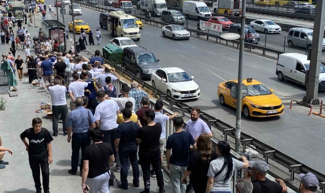 Şirinevler'de ucuz baklava kuyruğu
