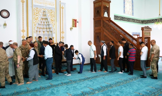 Şırnak protokolü vatandaşlar ile Ulu Camide bayramlaştı
