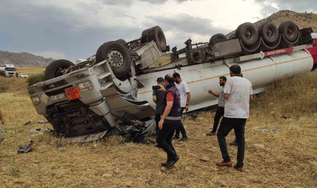 Şırnak'ta petrol yüklü tanker devrildi: 2 yaralı