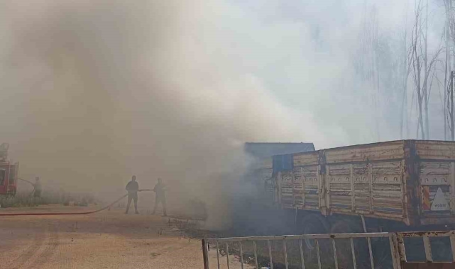 Sivas'ta korkutan yangın: 2 kamyon, 4 konteyner zarar gördü