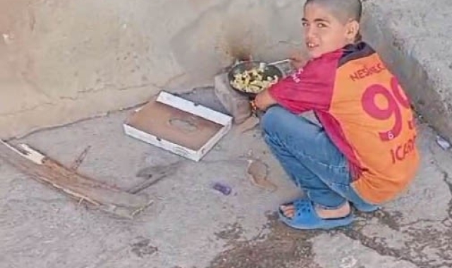 Sokakta yemek pişirip piknik yapan çocuklar görenleri tebessüm ettirdi