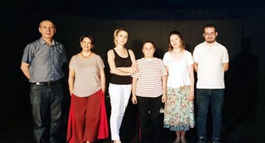 Son oyunlarını sahneleyip mezun oldular