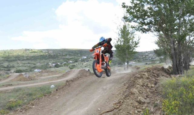 Sorgun'da düzenlenen motosiklet yarışları nefes kesti
