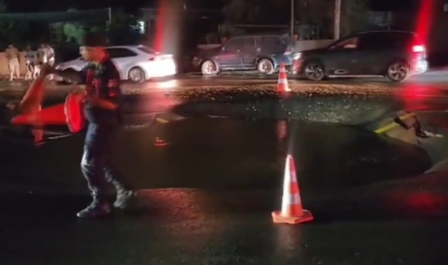 Sosyeteye giden yolda isale hattı patladı, tonlarca içme suyu yola aktı