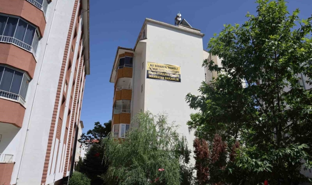 Su alan binada tadilat yapılmayınca pankartla tepki gösterdi