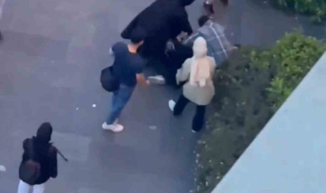 Sultanbeyli'de kadınların tekmeli yumruklu kavgası kamerada