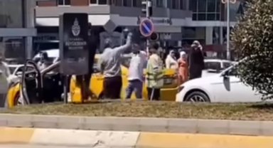 Sultanbeyli'de kaza sonrası sürücüler arasındaki tartışma kameraya yansıdı