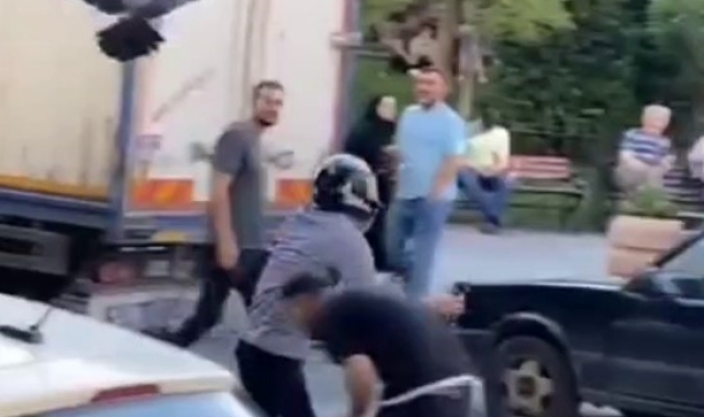 Sultangazi'de kargaların saldırısına uğrayan vatandaş kask takarak korunmaya çalıştı