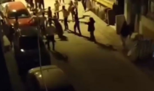 Sultangazi'de ortalığın savaş alanına döndüğü kavga kamerada: Havaya böyle ateş etti