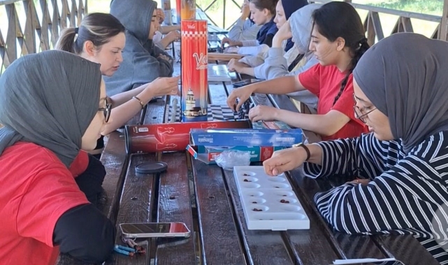 Sultangazili kız öğrenciler Kadıdağı Gençlik Kampı'nda