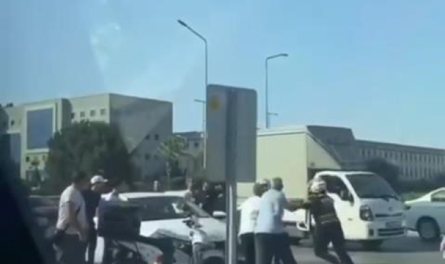 Sürücülerin yol verme kavgası kamerada