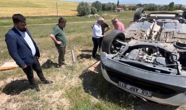Takla atan araçtaki sürücünün yardımına vali ve başkan koştu