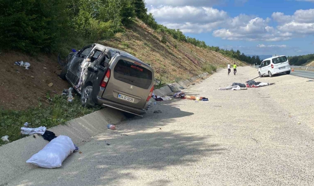 Takla atan hafif ticari araç 30 metre sürüklendi: 3&#039;ü çocuk 5 yaralı