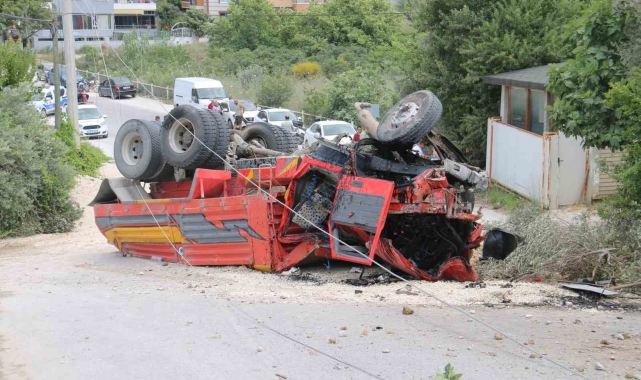 Takla atarak hurdaya dönen hafriyat kamyonunun sürücüsü yaralandı