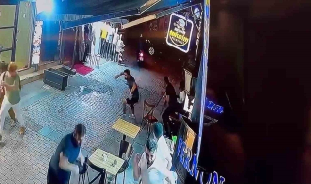 Taksim&#039;de film gibi silahlı saldırı kamerada: Eski ortağı rakip mekana gidince çalışanlarını vurdurdu