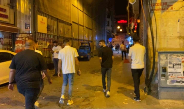 Taksim'de işletmeciden husumetlisi işletmeciye silahlı saldırı kamerada: 4 saldırgan kurşun yağdırdı