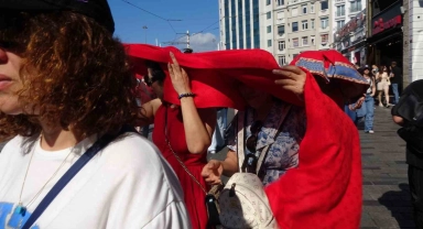 Taksim'de yerli ve yabancı turistler kavurucu sıcaktan korunmaya çalıştı