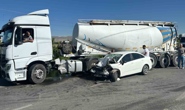 Tanker ile otomobil çarpıştı: 1'i ağır 2 yaralı