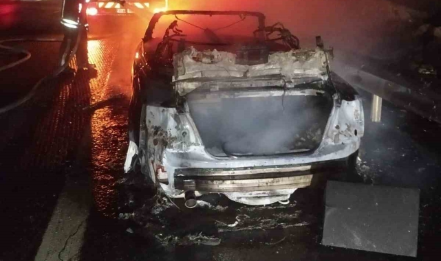 Tarsus'ta lüks spor araç alev alev yandı