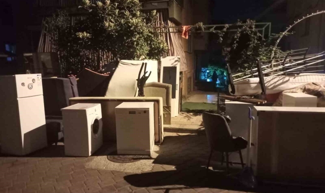 Taşıma sırasında arttırılan fiyatı kabul etmeyen kadının eşyaları sokak ortasında kaldı
