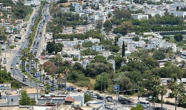 Tatilciler dönüş yoluna geçti, kilometrelerce araç kuyruğu oluştu