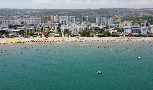 Tatilciler Mersin'e akın etti, sahiller doldu