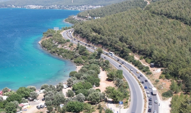 Tatilcilerin dönüş çilesi başladı, kilometrelerce araç kuyruğu oluştu