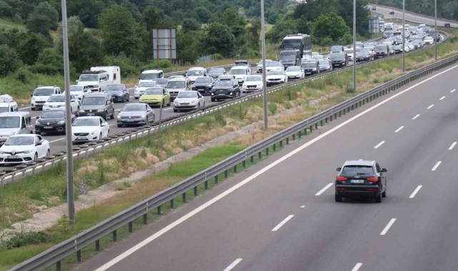 Tatilcilerin trafik çilesi sürüyor