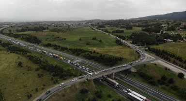 Tatilcilerin trafik çilesi: Uzun araç kuyrukları oluştu