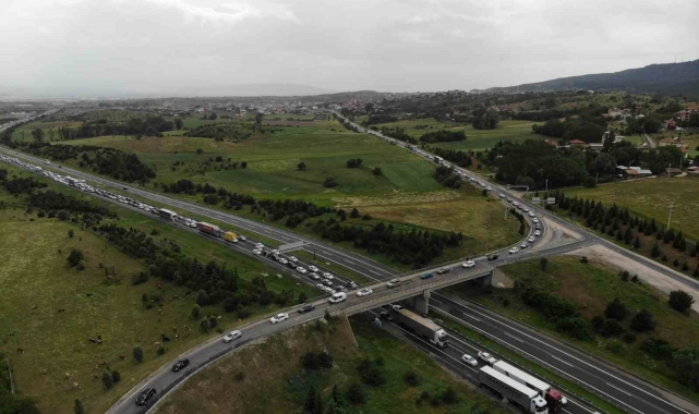 Tatilcilerin trafik çilesi: Uzun araç kuyrukları oluştu