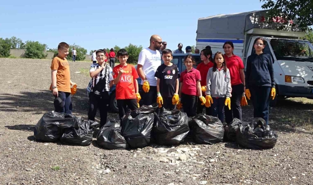 Tavşanlı'da çevre haftası etkinliğinde çevre temizlikleri yapıldı