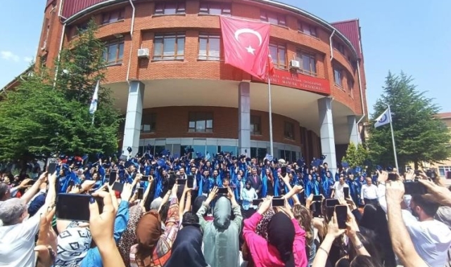 Tavşanlı'da üniversite öğrencilerinin mezuniyet coşkusu