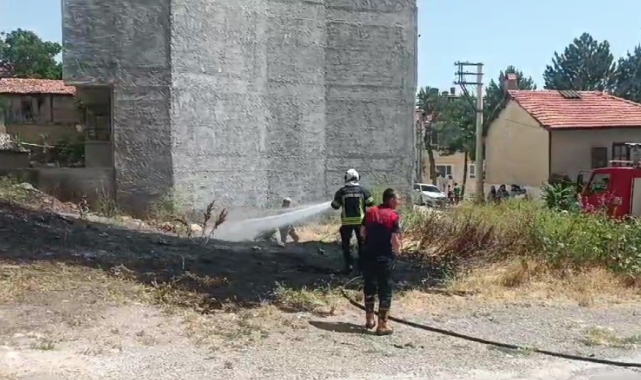 Tavşanlı'daki mahalle arasında çıkan ot yangını korkuttu