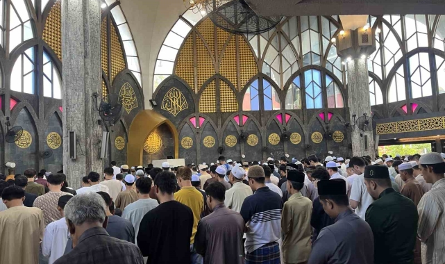 Tayland'da bayram namazına yoğun katılım
