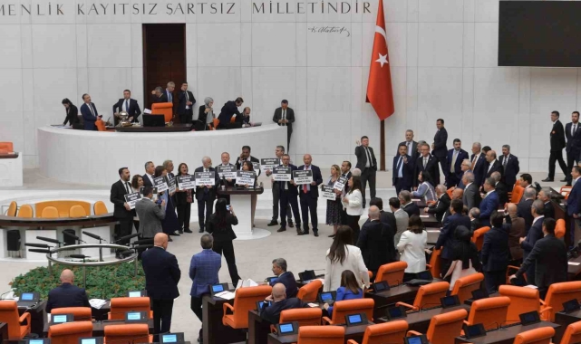 TBMM'de Halkların Eşitlik ve Demokrasi Partisi kürsüyü işgal etti