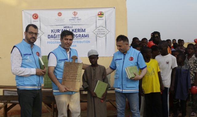 TDV '1 Kurban 1 Kur'an' projesiyle 21 ülkede 80 bin Kur'an-ı Kerim hediye etti