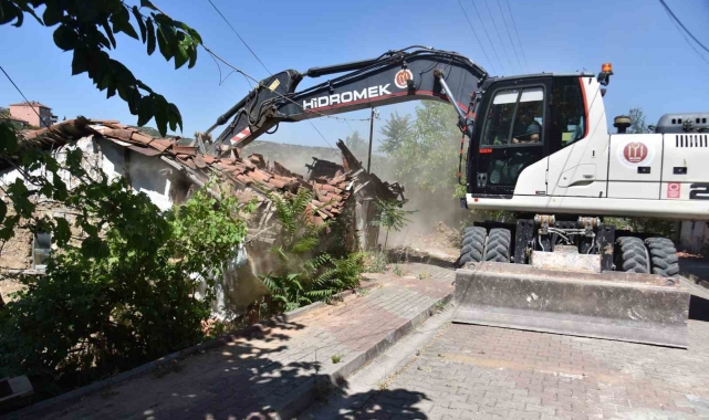 Tehlike oluşturan metruk yapılar yıkıldı