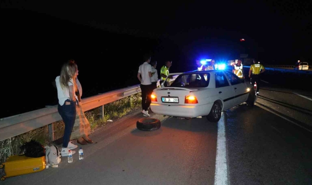 Tekeri kopan otomobil bariyere çarptı: 4 kişilik aile yara almadan kurtuldu