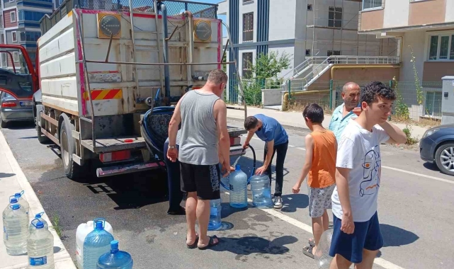 Tekirdağ'da 90'ları aratmayan görüntü: Bayram günü tankerlerle su taşıdılar
