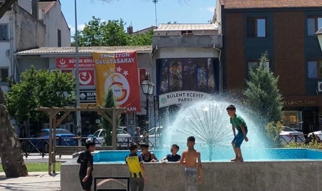 Tekirdağ'da çocukların süs havuzunda tehlikeli oyunu