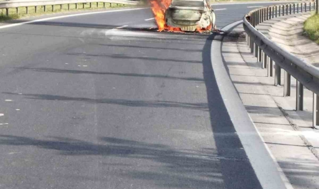 TEM Otoyolu'nda seyir halindeki otomobil alev alev yandı