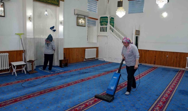 Tepebaşı'ndaki camilerde Kurban Bayramı temizliği