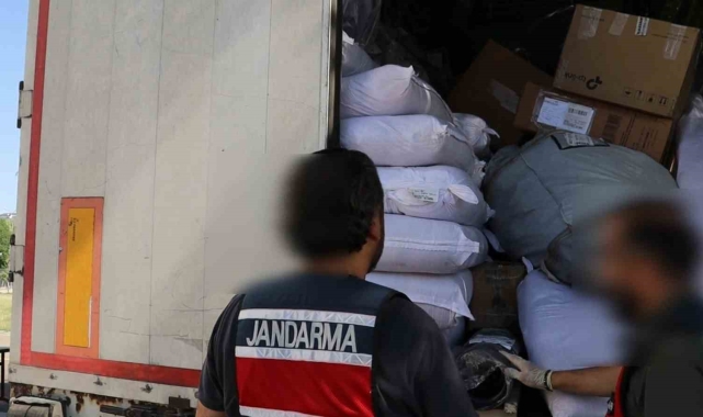 Tırlarla kaçak tütün ve sigara sevkiyatına jandarma darbesi