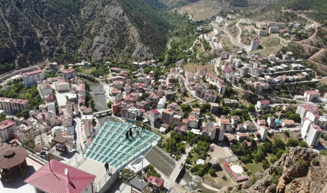 Torul Cam Seyir Terası manzarası ve nefes kesen 240 metrelik yüksekliğiyle ziyaretçilerini bekliyor