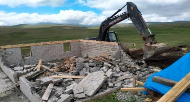 Trabzon Büyükşehir Belediyesinden kaçak yapıların yıkımına destek