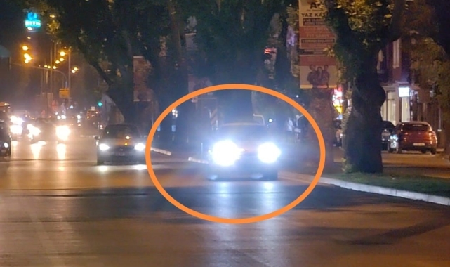 Trafiğin tıkandığını gördü, geri viteste tehlike saçarak ilerledi