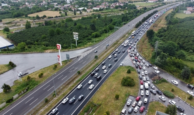 Trafik Gerede-Karadeniz bağlantı yolunda yoğun, Anadolu Otoyolu'nda kısmen akıcı seyrediyor