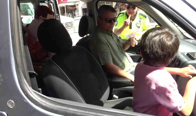 Trafik polisinden denetimde çikolata tadında uyarı: "Senin çikolata parası gider"